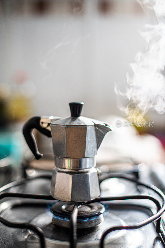 摩卡咖啡机排出蒸汽/烟